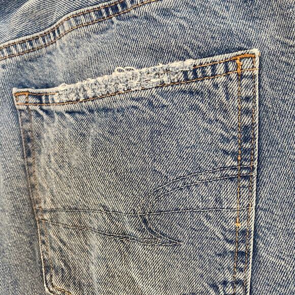 American Eagle Distressed Mom Denim Shorts Sz 8 - Picture 6 of 9